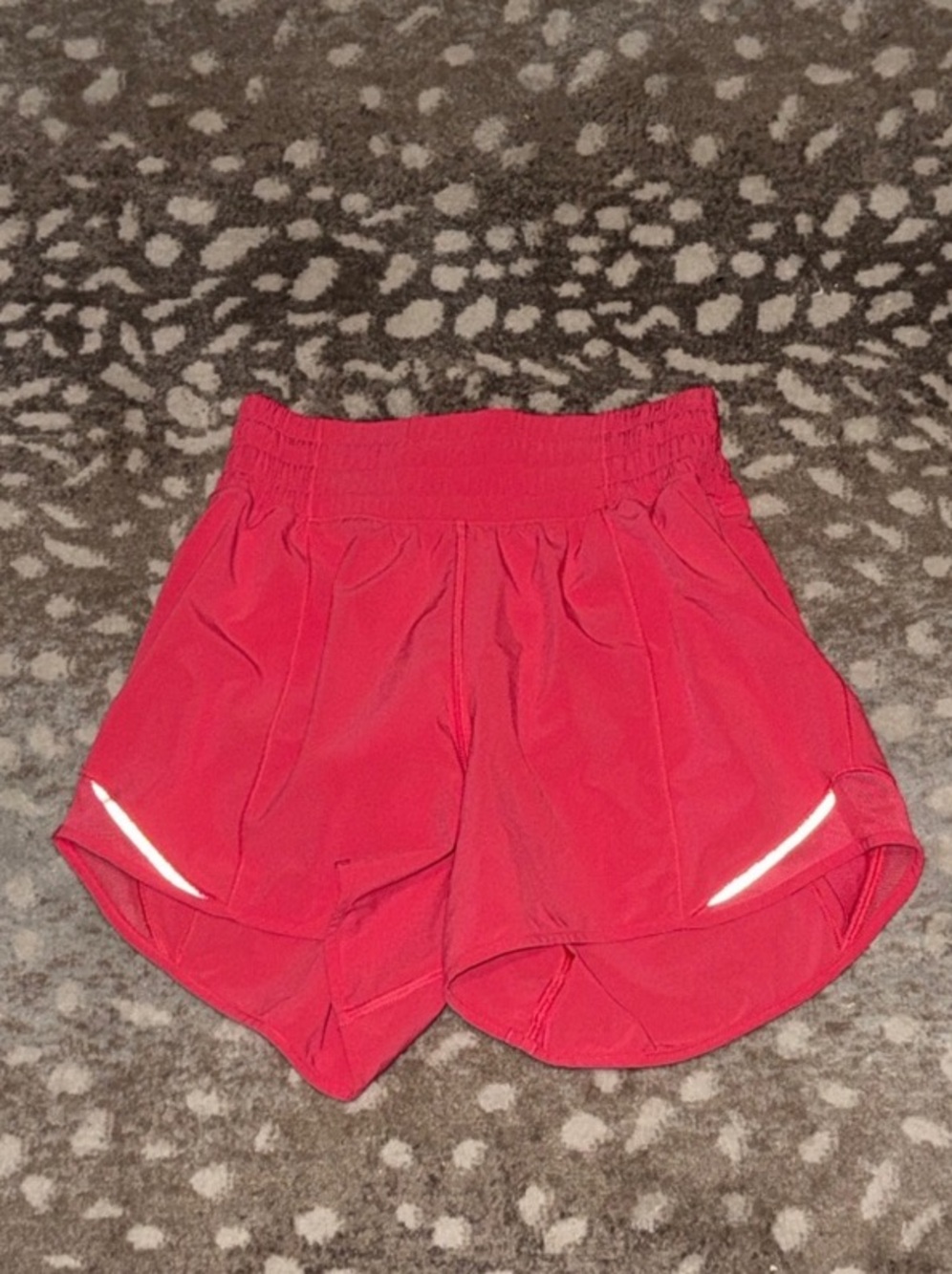 lululemon hotty hot High-Rise Lined Short 4" Lip gloss size 2
